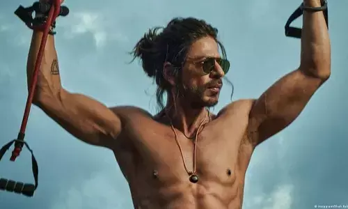 Shah Rukh Khan greeted his fans by climbing to the roof of his house before the release of his film Pathaan.