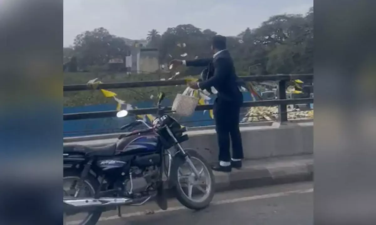 Man From Bengamuru Throws Cash From Flyover