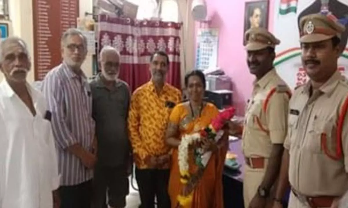 Woman hands over missing bag to with to police in Konaseema, honoured