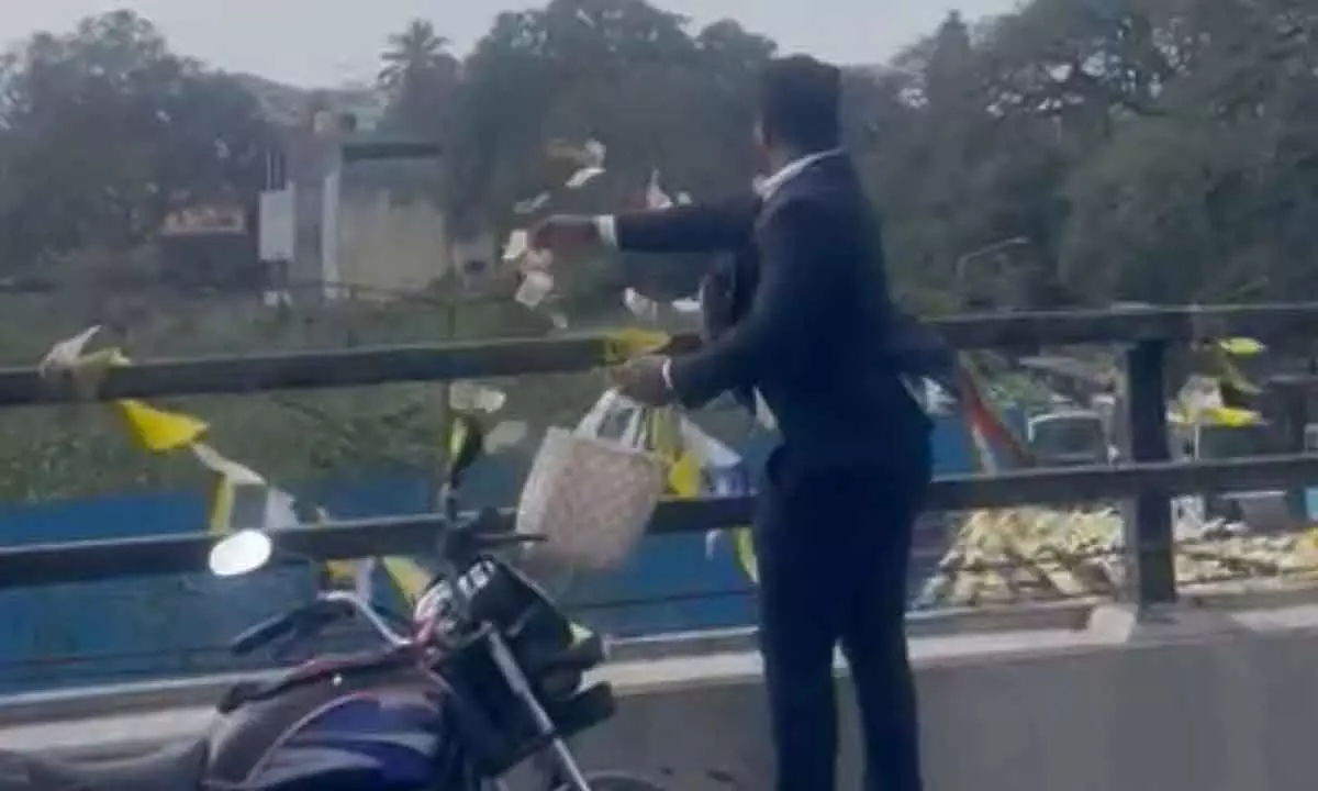 Man throws cash from K R Market flyover, public run helter-skelter to pick them