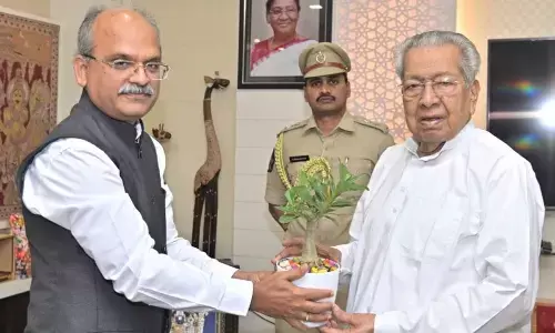 Chief Secretary Dr KS Jawahar Reddy calling on Governor Biswabhusan Harichandan at Raj Bhavan in Vijayawada on Tuesday