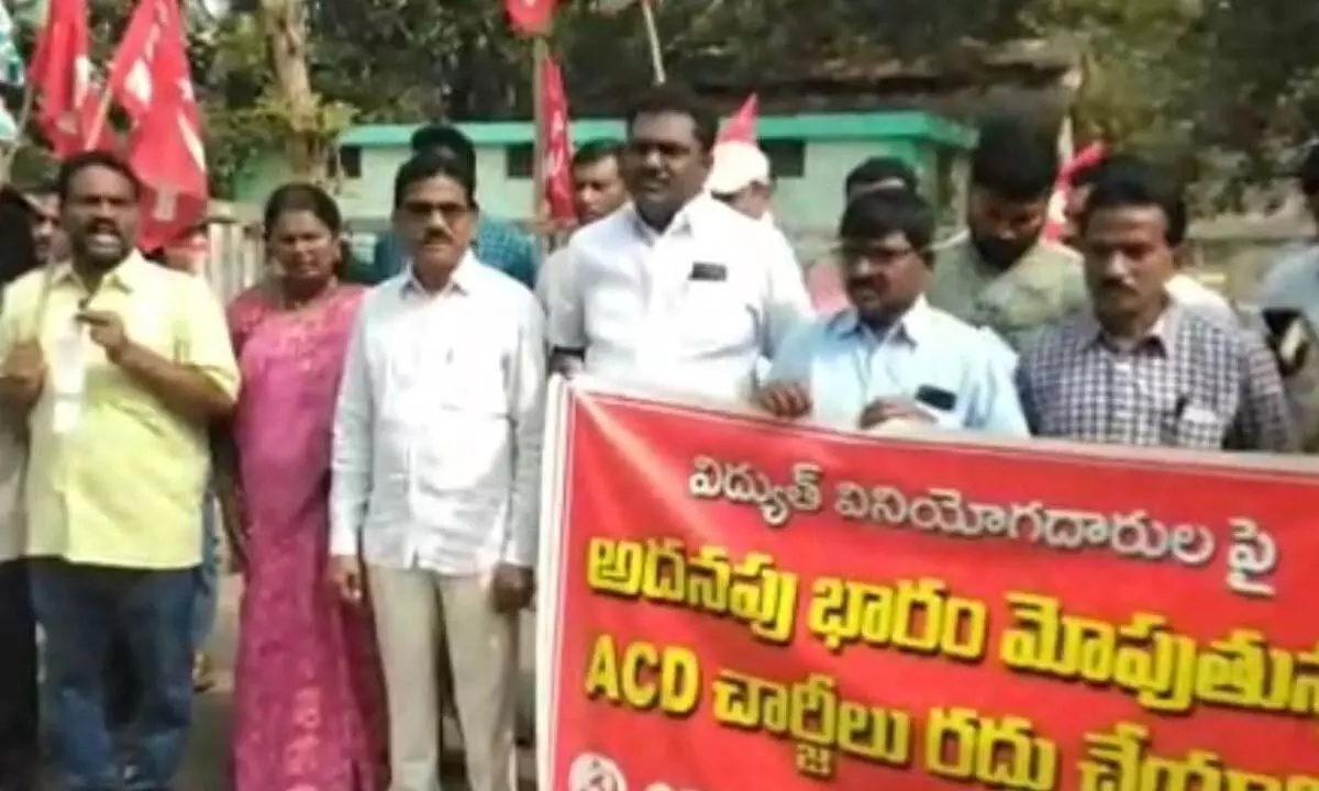 Left parties leaders staging a protest against the ACD levy before the TSSPDCL office in Khammam district.