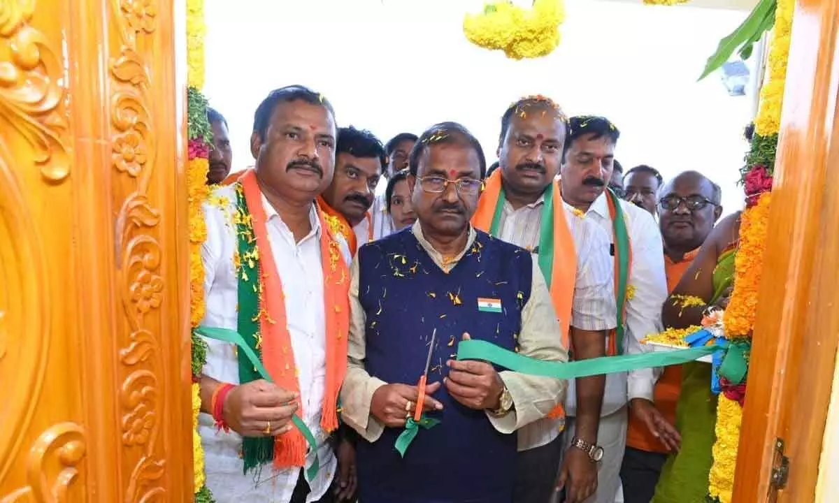 BJP State president Somu Veerraju inaugurating party Palnadu district office in Narasaraopet on Thursday