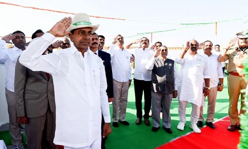 KCR avoids Republic day events in Raj Bhavan, lifts nationwide flag at Pragati Bhavan