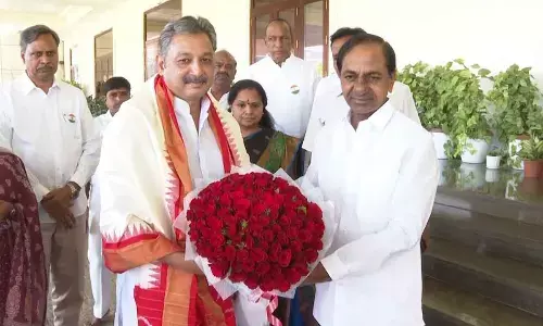 Former MP, 13 th descendant of Chatrapati Shivaji Sambhjiraje calls on KCR