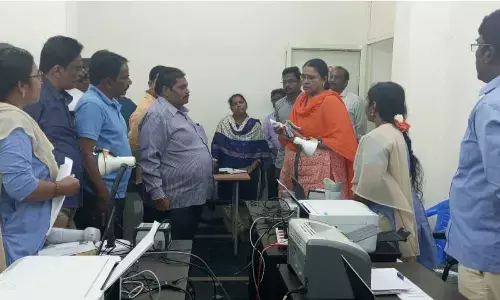 GMC Additional Commissioner P Roja checking Aadhaar centre set up at ward secretariat number 207 in Guntur on Friday