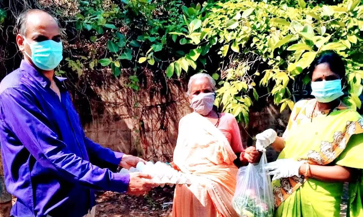 Vepada Chiranjeevi Rao distributing groceries to the needy in times of the Covid-19 pandemic