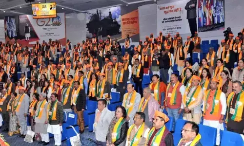 Party targets AAP govt, praises works by Centre