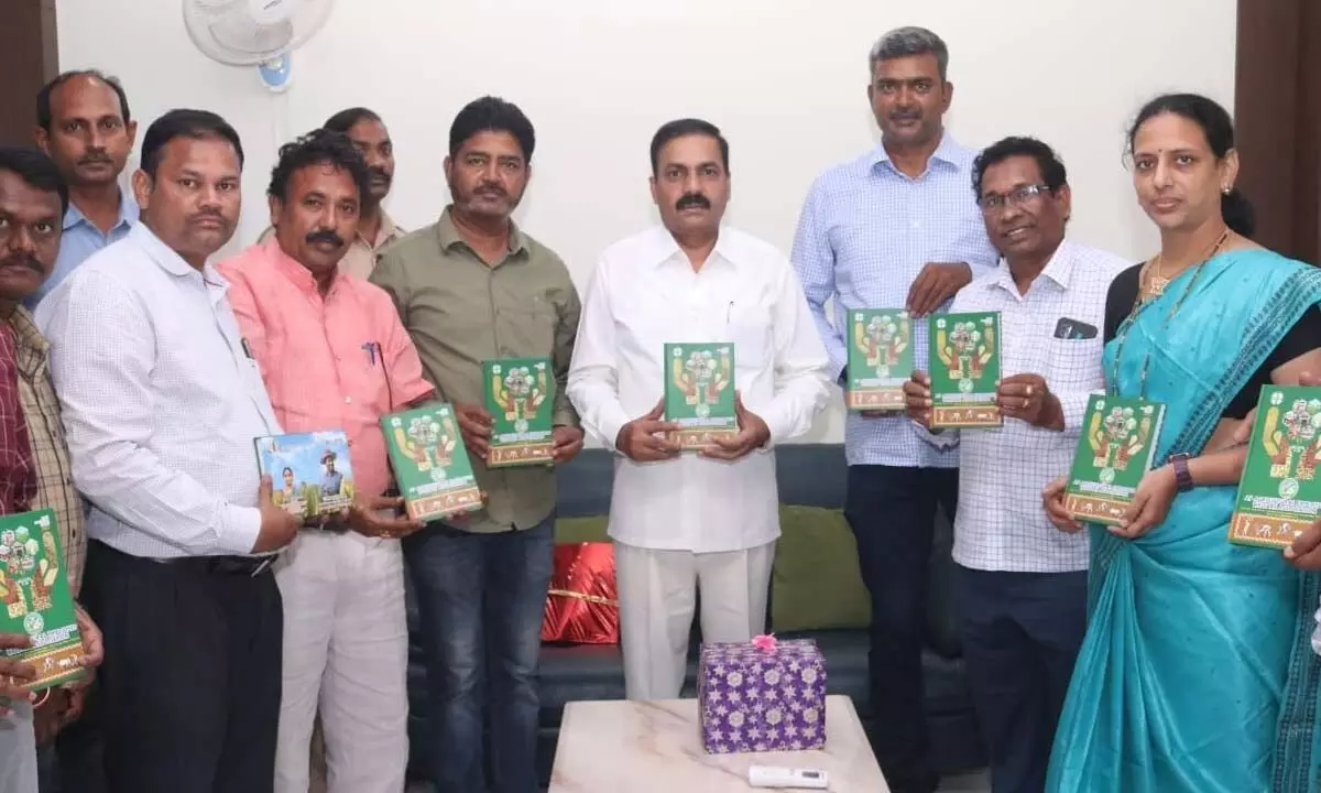 Agriculture Minister Kakani Govardhan releasing APAEWA diary at his cmap office in Tadepalli on Sunday