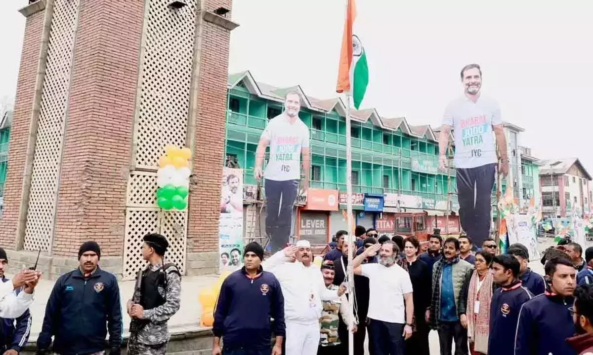Rahul Gandhi unfurls Tricolour at Srinagars Lal Chowk