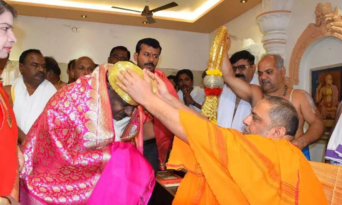 Sri Guru Raghavendra Swamy temple Seer Subudendrateertulu blessing the former Karnataka Chief Minister Kumara Swamy and his wife Anitha Kumara Swamy after offering prayers in temple, in Mantralayam on Sunday