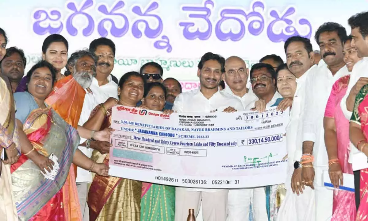 Chief Minister Y S Jagan Mohan Reddy handing over a cheque for Rs 330.15 crore to the beneficiaries under Jagananna Chedodu scheme at a public meeting in Vinukonda in Palnadu district on Monday