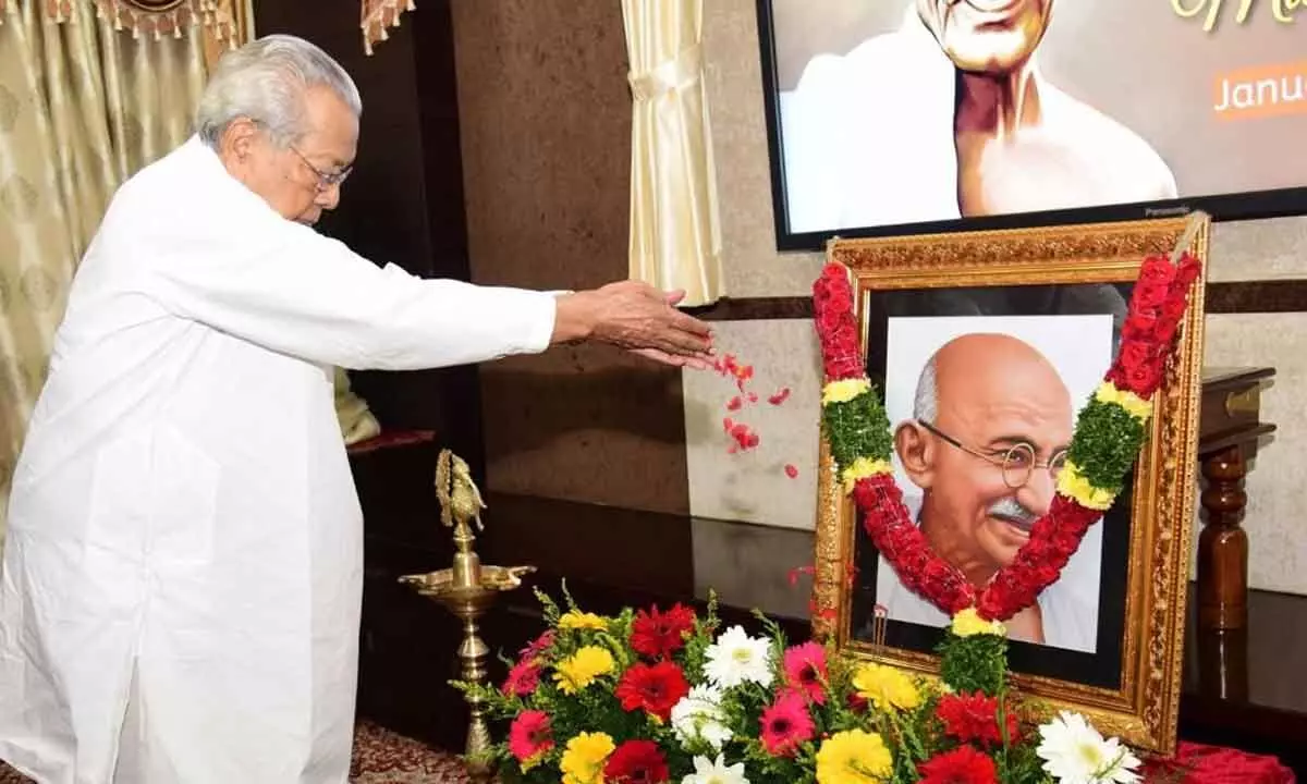 Governor Biswabhusan Harichandran pays tribute to Mahatma Gandhi  on his death anniversary, observed as Martyrs’ Day, at Raj Bhavan in Vijayawada on Monday