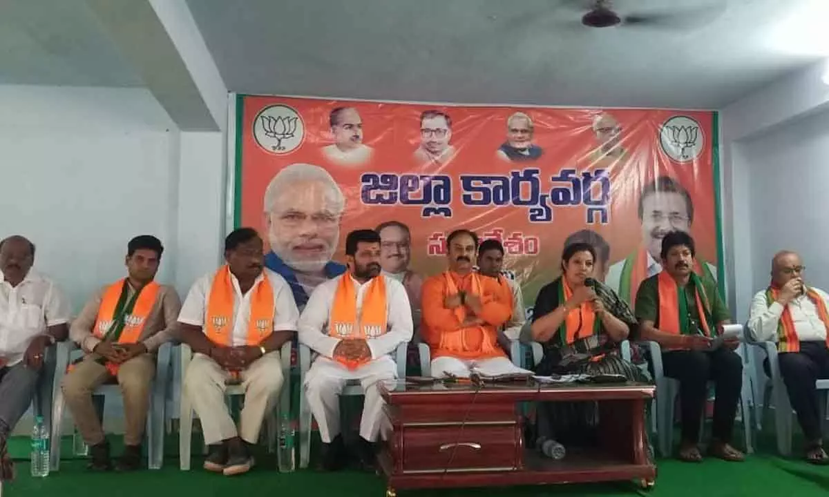 BJP national general secretary Daggubati Purandeswari addressing party Guntur district executive committee meeting at Pyramid Kalyana Mandapam at Nekkallu village on Monday