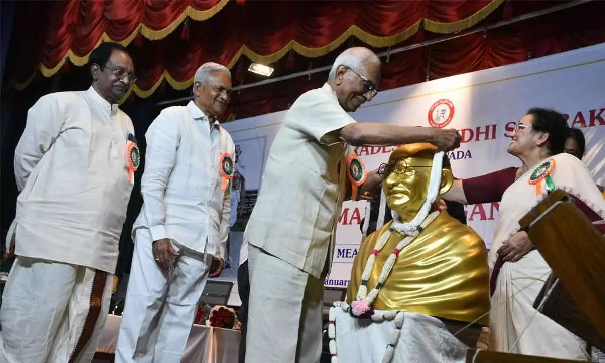 Tamil Nadu former Governor Pendurthi Rammohan Rao garlanding the statue of Mahatma Gandhi at a programme at Sidhartha Auditorium in Vijayawada on Monday	Photo: Ch Venkata Mastan