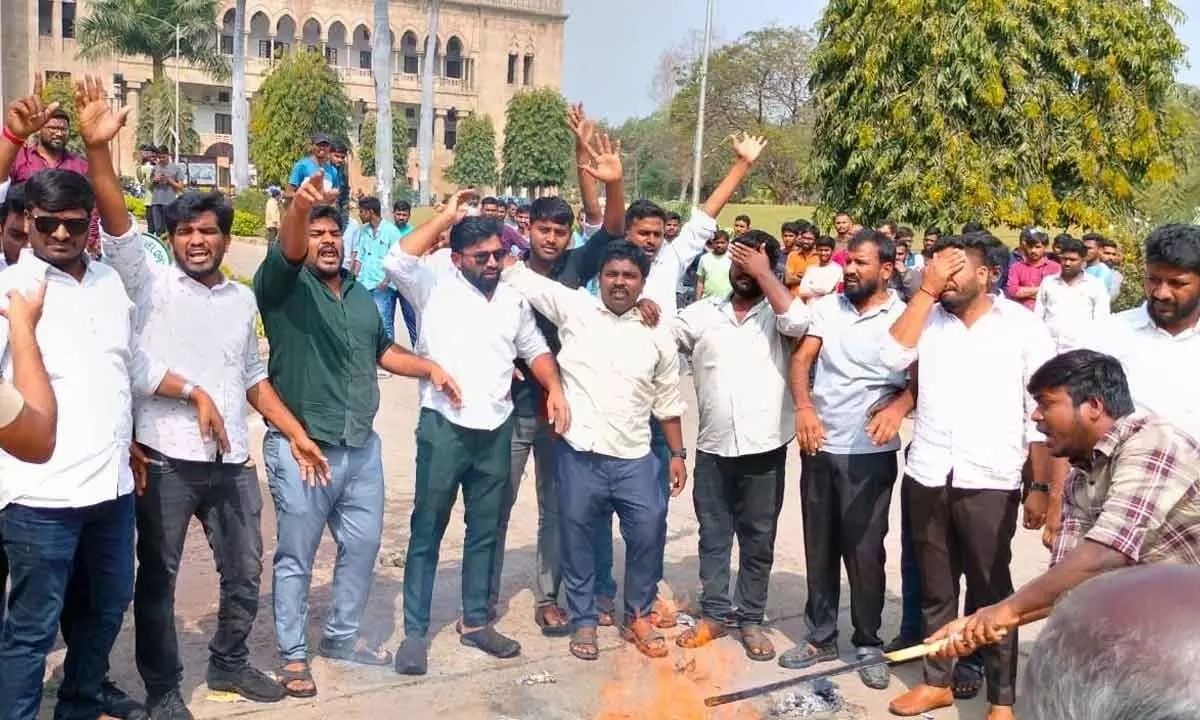 Osmania University students take out V-C’s mock funeral procession
