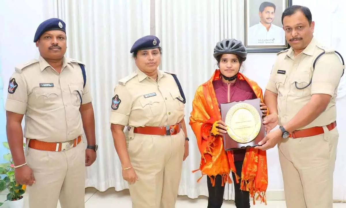 Superintendent of Police P Parameswar Reddy felicitating Asha Malaviya, who is on a cycle yatra with a mission to promote women safety and empowerment, in Tirupati on Monday.