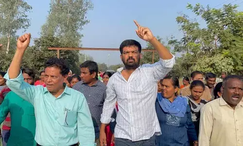 A huge protest was organised at Veshalapalle in Bhupalpally Municipality limits on Monday