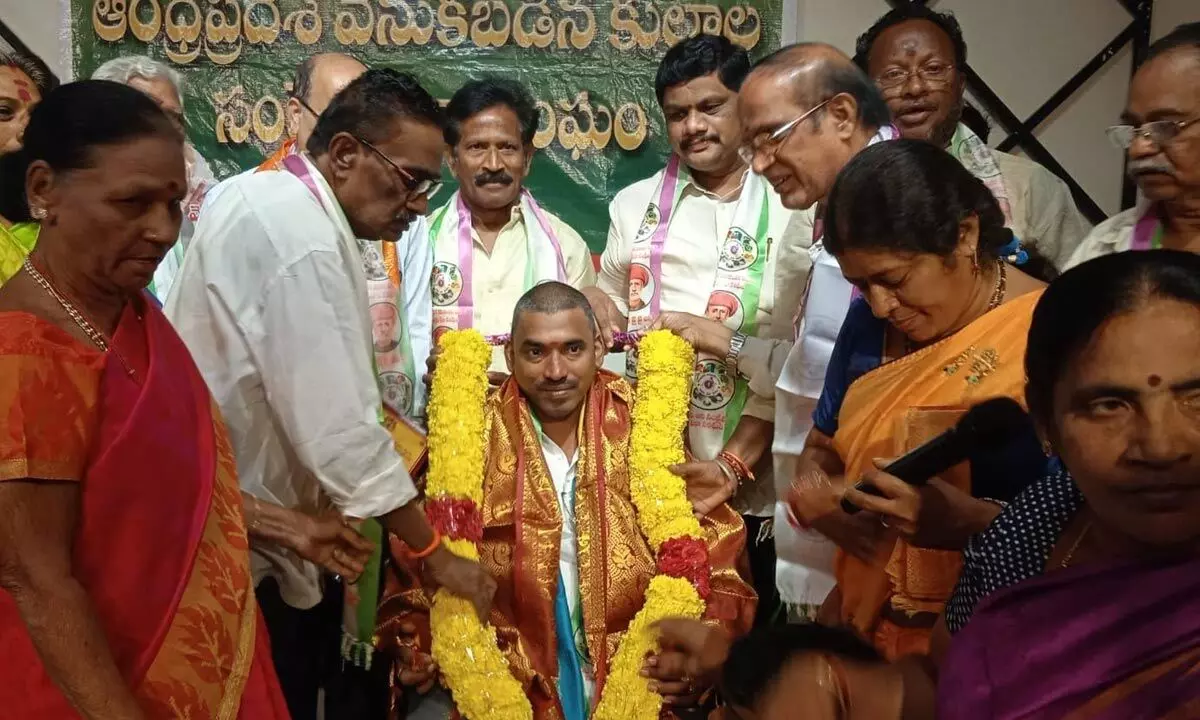 Representatives of Andhra Pradesh Backward Castes Welfare Seva Sangam felicitating Konatala Srinivas in Visakhapatnam on Tuesday