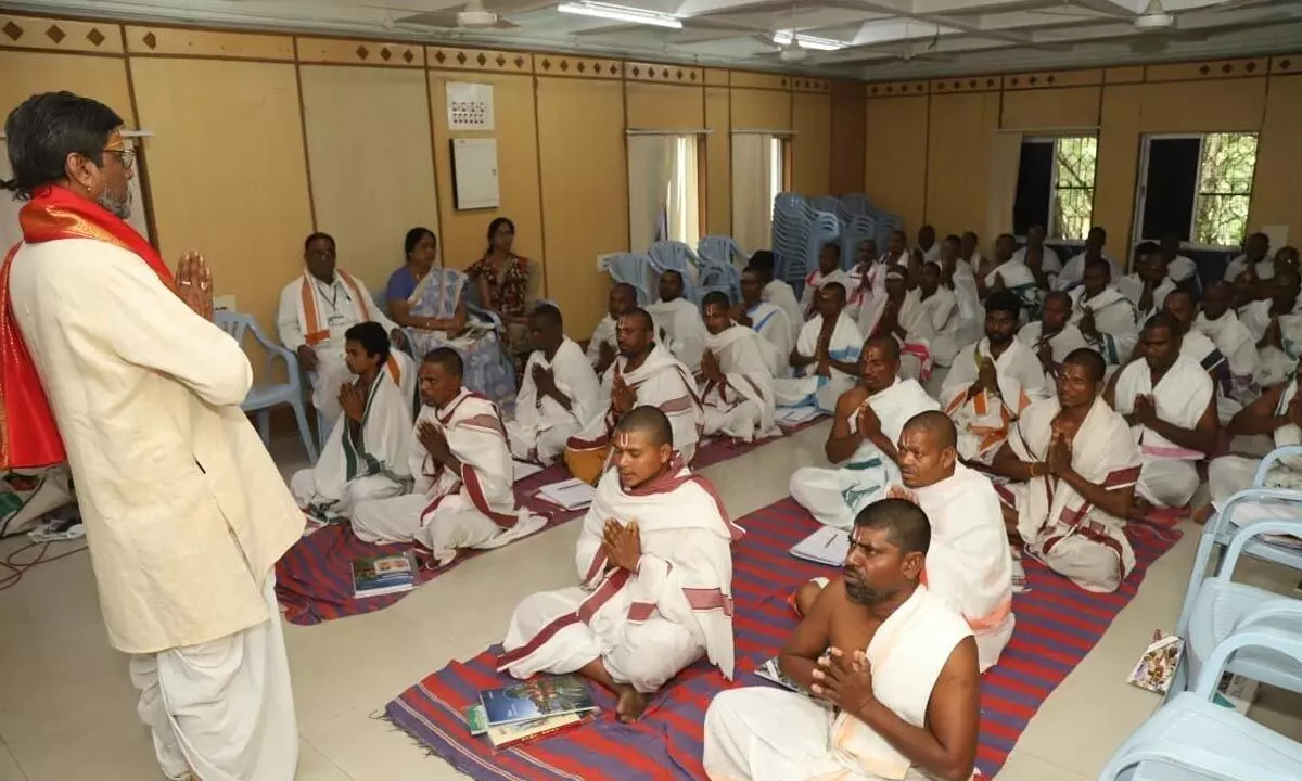 Noted scholar Bhaskara Bhatla Sriram Sarma conducting a class on temple rituals at the training programme for Archakas in Tirupati on Tuesday