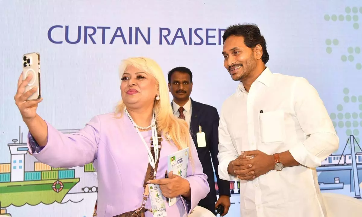 A delegate takes a selfie with Chief Minister Y S Jagan Mohan Reddy during Global Investors Summit curtain reaisers meeting in New Delhi on Tuesday
