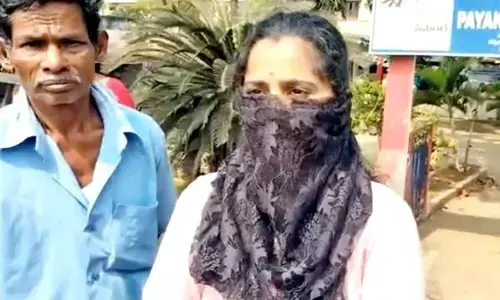 VRO allegedly assaults a woman in Anakapalli, beaten and handed over to police