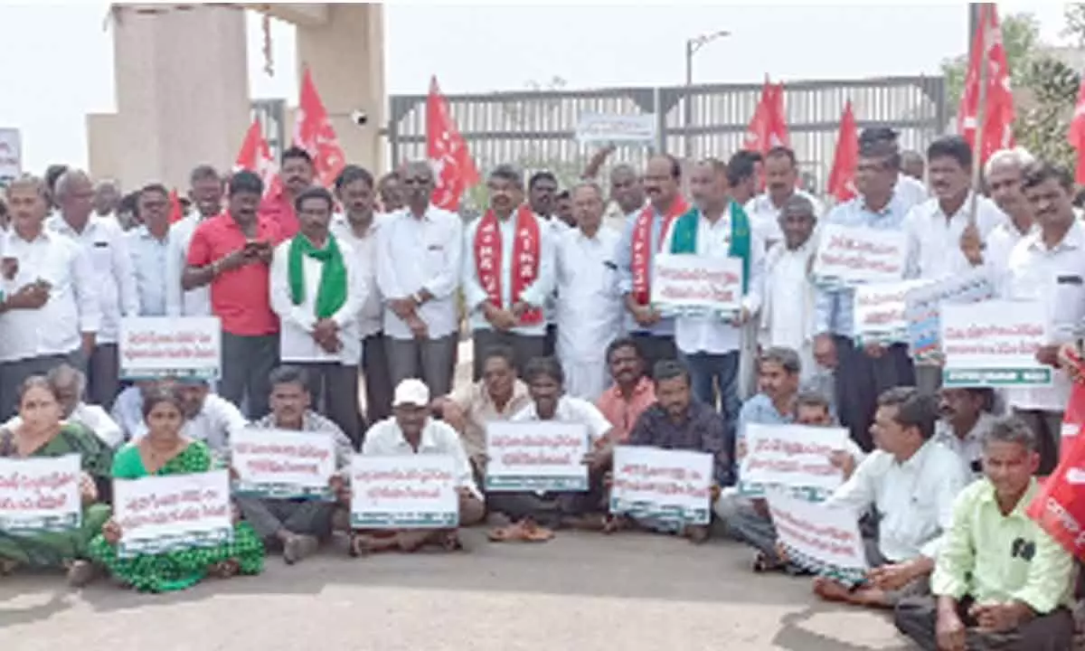 District Rythu Sangam leaders and farmers during a protest at the RDO office in Khammam on Tuesday