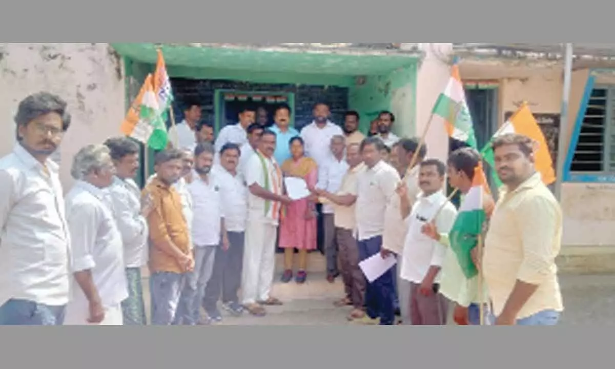 Congress leaders lay siege to sub-station