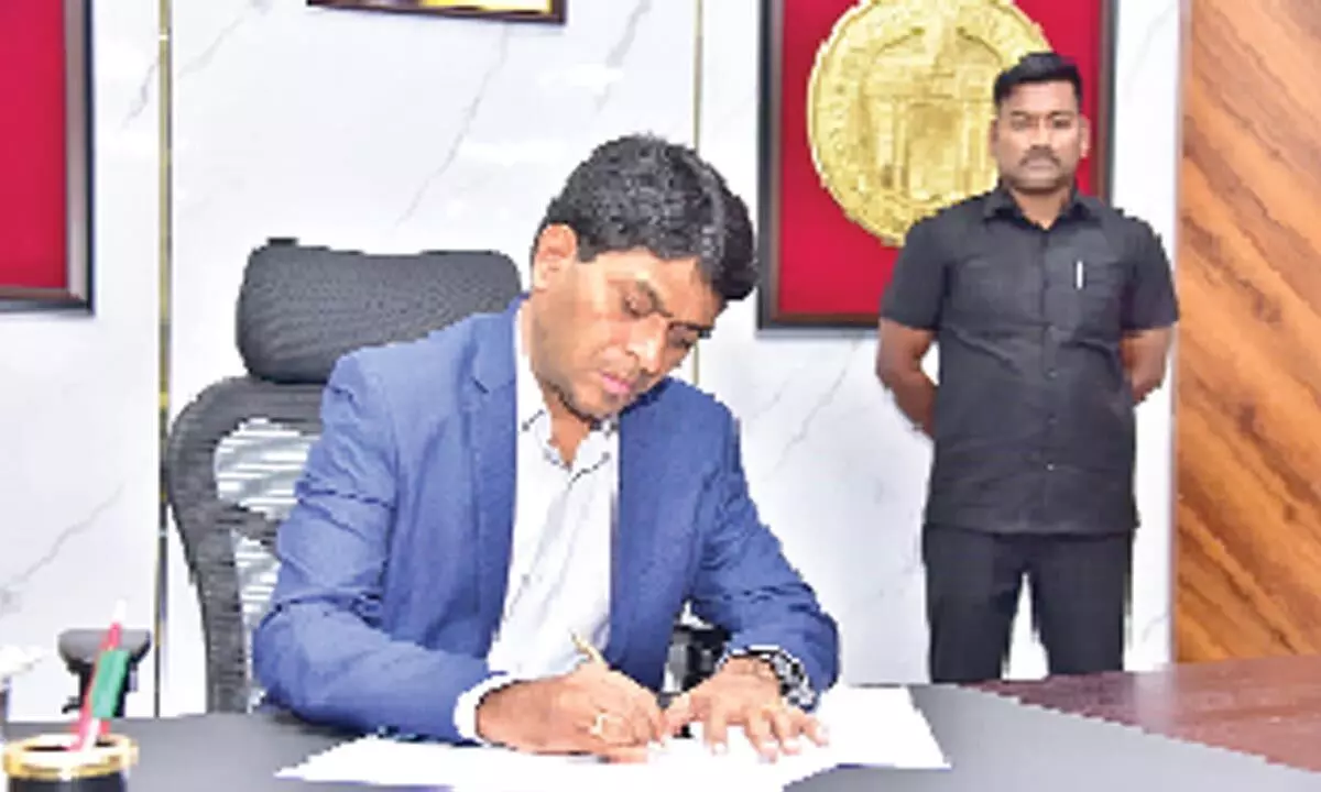 Guguloth Ravi takes charge as new Collector for Mahbubnagar district