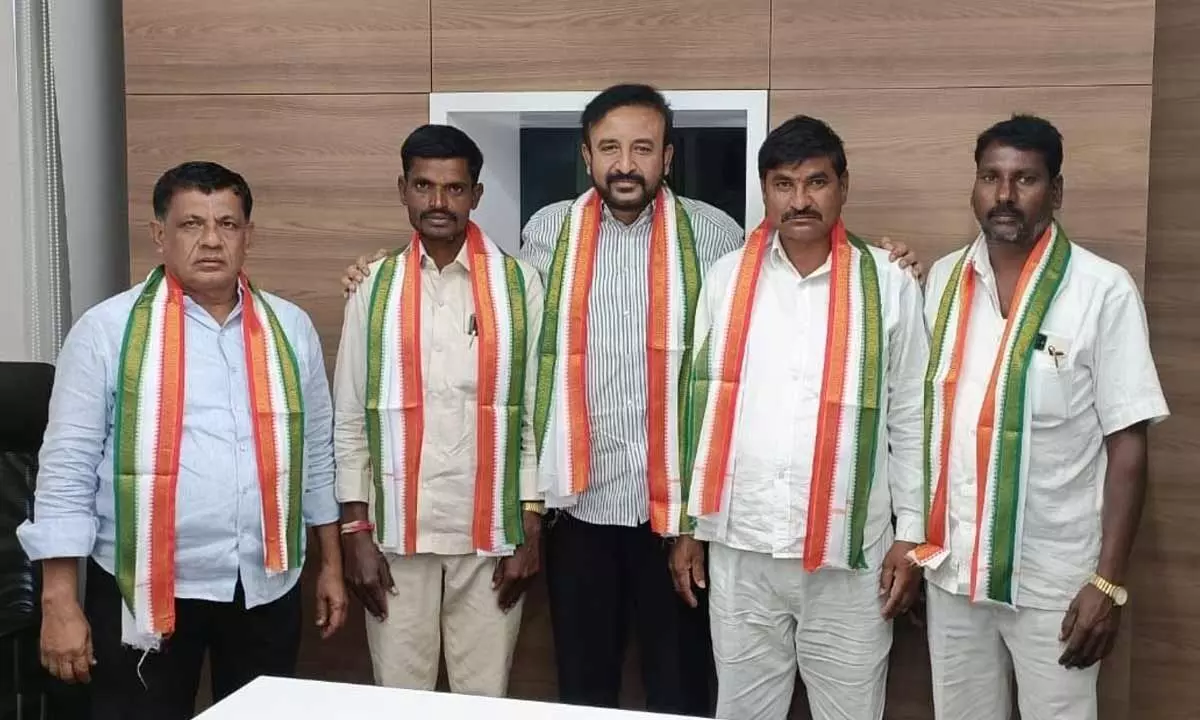 Sarpanches from erstwhile Yellareddy joins Congress