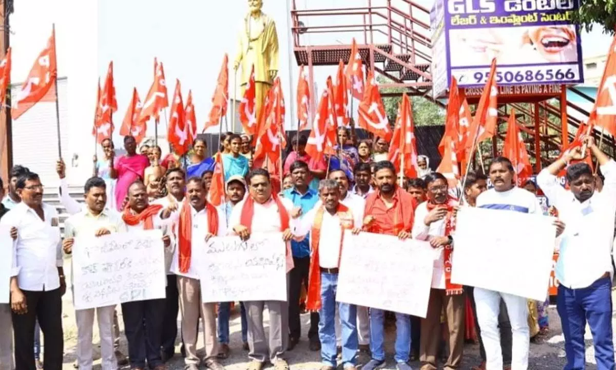 CPI cadres stage protest near Kaloji Junction in Hanumakonda on Thursday