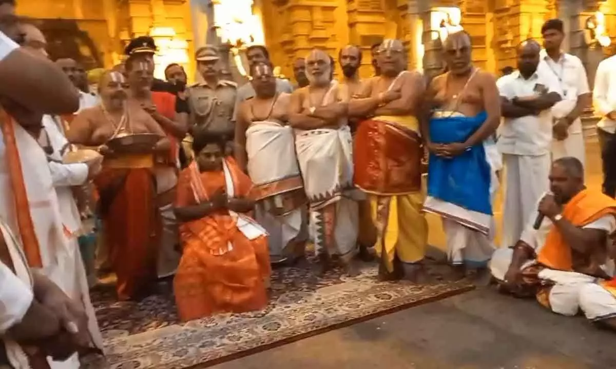Tamilisai Soundarajan visits Yadadri temple, welcomed as per protocol