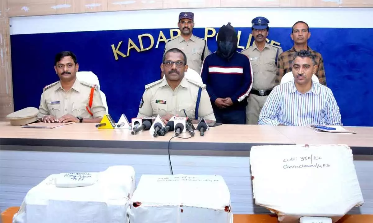 SP KKN Anburajan producing the accused with electronic instruments seized from him before media persons in Kadapa on Friday