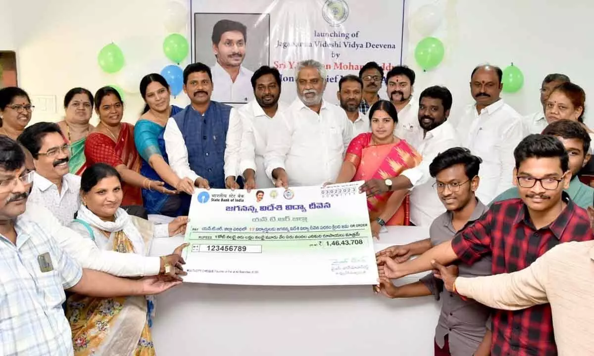 State Planning Board Chairman Malladi Vishnu and NTR district Collector S Dilli Rao presenting specimen cheque to the students in Vijayawada on Friday