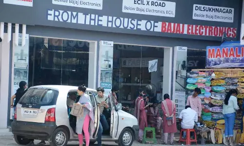 Oh! Drive-in Numaish’ puts pedestrian safety at stake