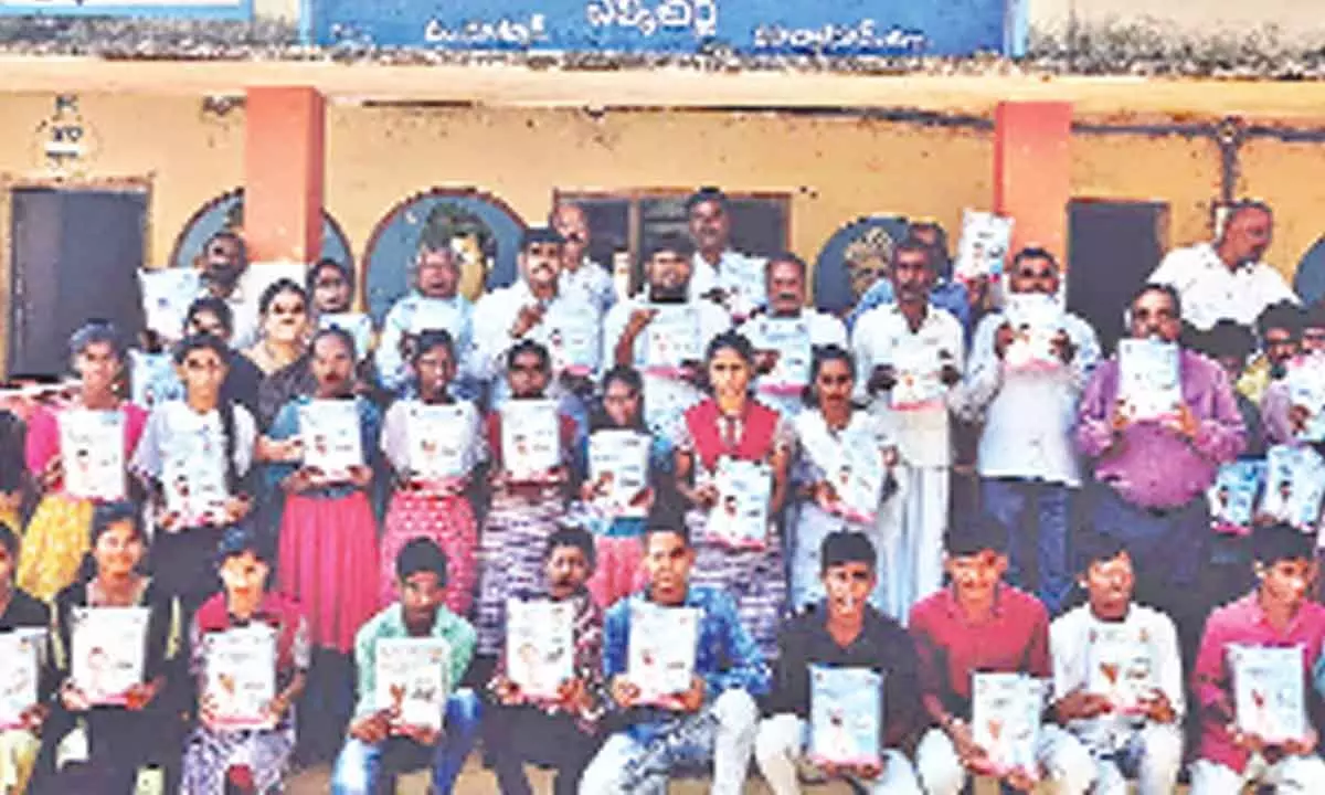 Mahabubnagar: Study material distributed to SSC students