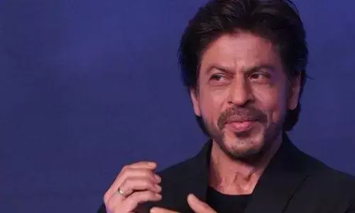 SRK showcases his wit as he responds to fan asking for 1 crore from his 700 crore collection