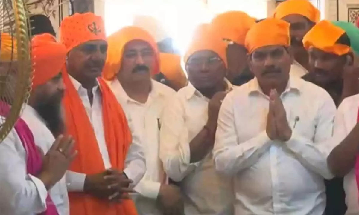 Maharashtra: CM KCR reaches Gurduwara, offers prayers at the temple