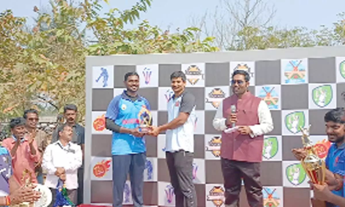 Joint Collector Tej Bharat and District SP Sudhir Kumar Reddy presenting the best batsman trophy to Municipal Commissioner Dinesh Kumar at a programme at GSL Ground in Rajamahendravaram on Sunday