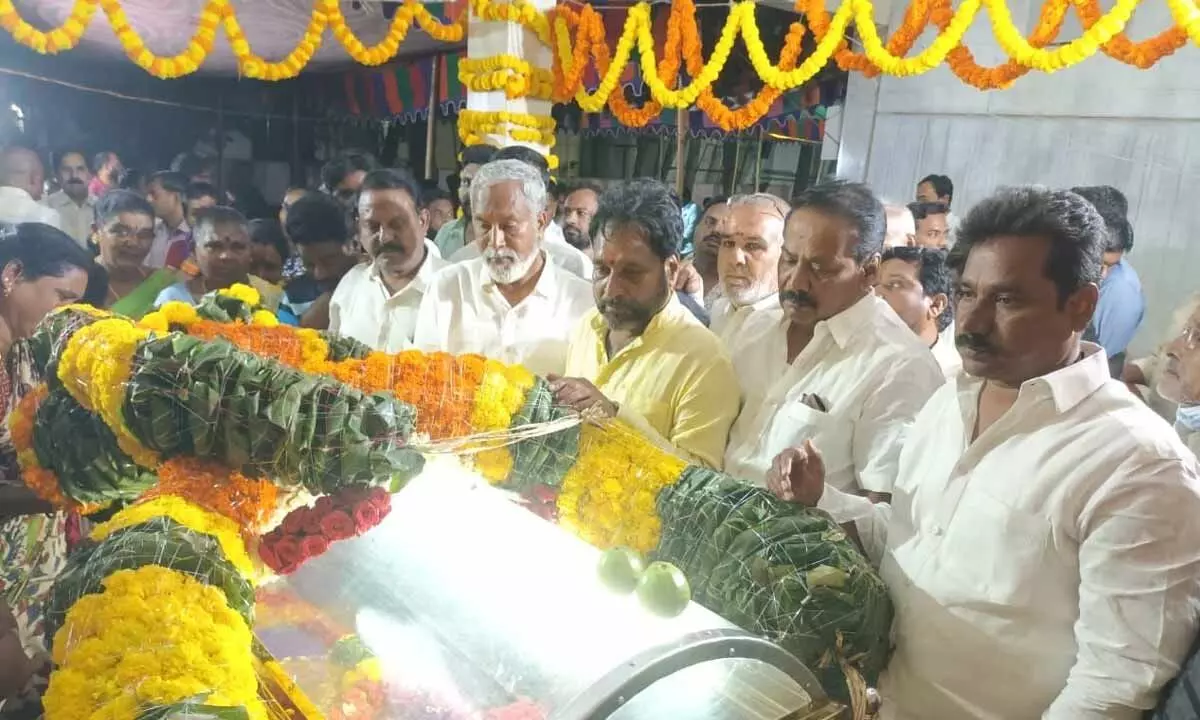 TDP leaders Amaranatha Reddy and others paying floral tributes to the body of Sankar Reddy at his residence in Tirupati on Sunday