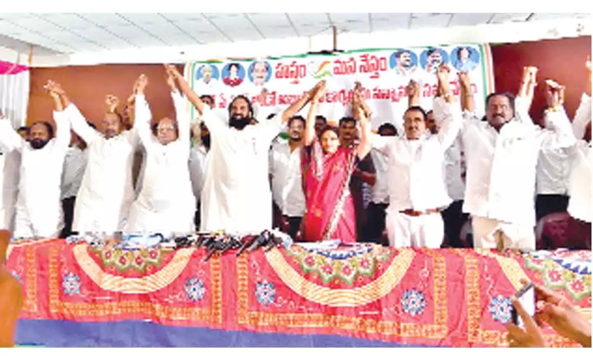 Congress MP Utam Kumar Reddy at the party workers meeting in Kodad on Sunday