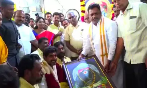 Lokesh worships Kanipakam lord
