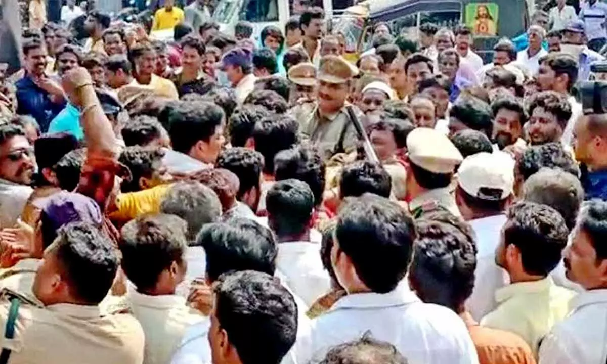 Tension grips in Machilipatnam as police stops TDP protests, RSI injured