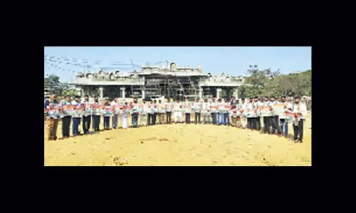 Congress leaders unveils Hath-Se-Hath Jodo Yatra poster