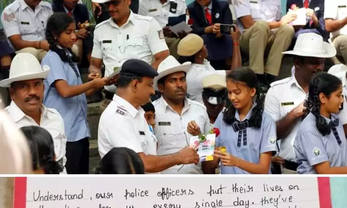 Students Gather With Roses And Notes In Bengaluru To Thank Traffic Cops(Photo/Facebook/CMCA)