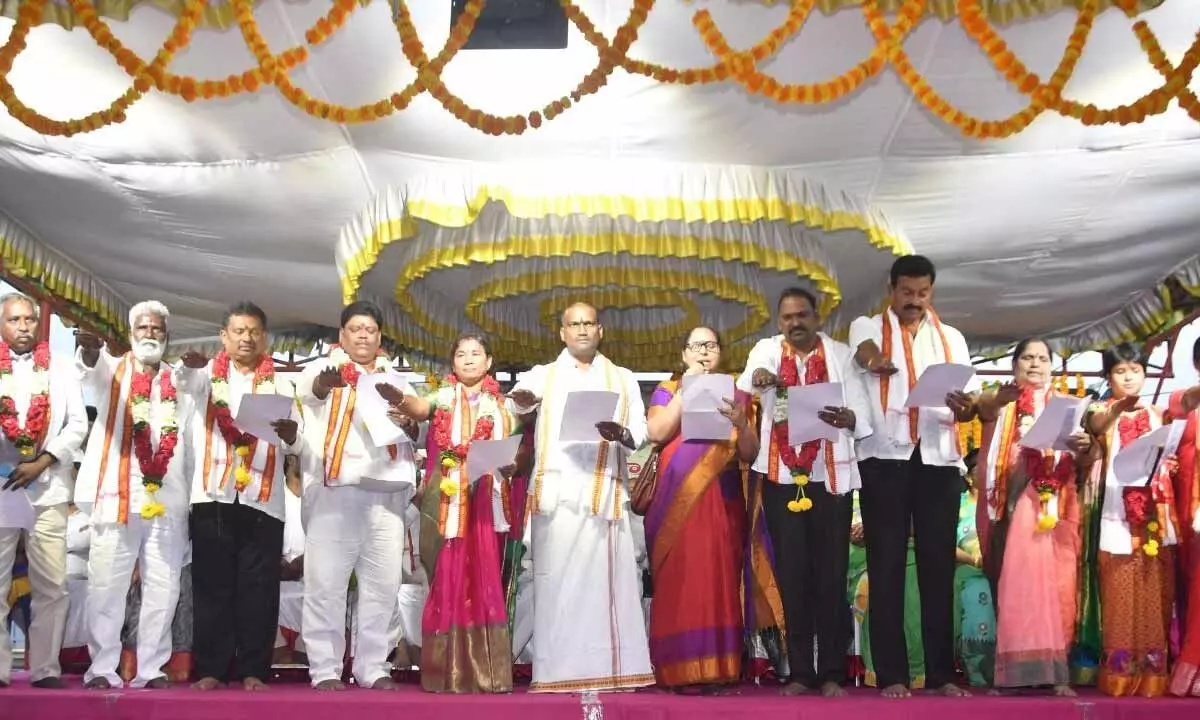 The newly-appointed Trust Board members taking oath at Sri Durga Malleswara Swamivarla Devasthanam atop Indrakeeladri in Vijayawada on Tuesday