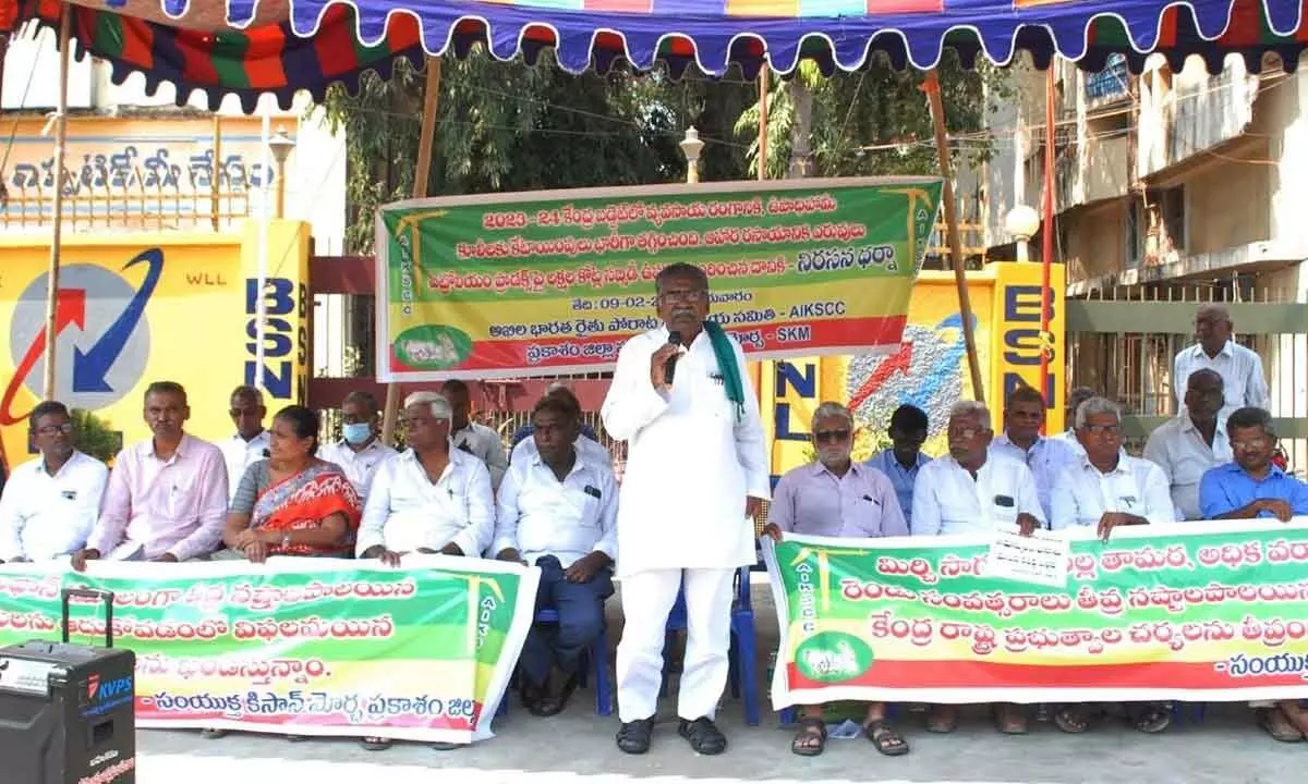 Prakasam district convener Samyukt Kisan Morcha, Chunduri Rangarao speaking at a protest in front of BSNL office in Ongole on Thursday