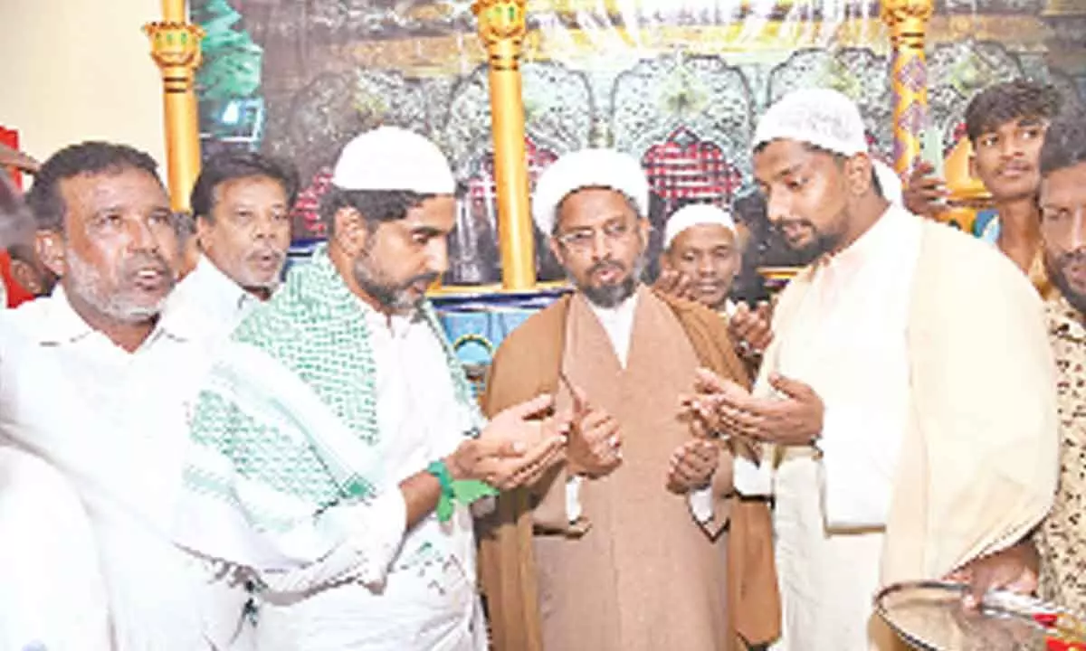 TDP national general secretary Nara Lokesh offering prayers at Aaja Khane-e-Jehra Darga in Aval Konda of GD Nellore constituency on Thursday.