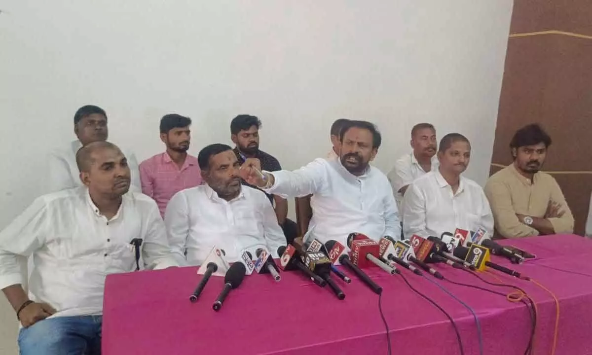 Rayalaseema Steering Committee convener Byreddy Rajasekhar Reddy addressing a media conference in Kurnool on Thursday