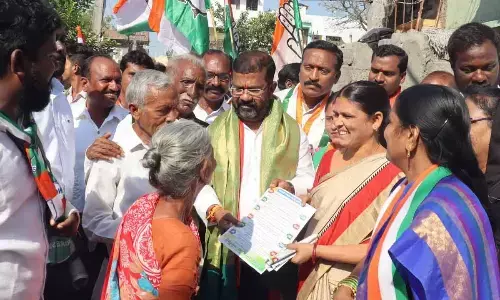 Hanumakonda DCC president Naini Rajender Reddy interacting with the denizens during his Hath Se Hath Jodo Yatra in the Warangal West constituency on Thursday